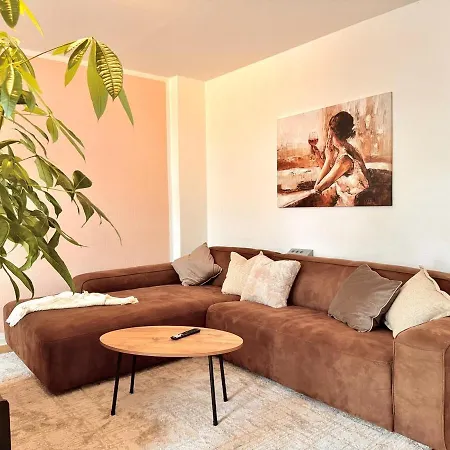 Designer-apartment Mit Balkon Und Kaffeebar, Elbnah *